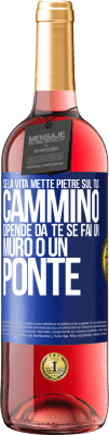 29,95 € Spedizione Gratuita | Vino rosato Edizione ROSÉ Se la vita mette pietre sul tuo cammino, dipende da te se fai un muro o un ponte Etichetta Blu. Etichetta personalizzabile Vino giovane Raccogliere 2024 Tempranillo