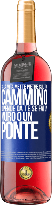 29,95 € Spedizione Gratuita | Vino rosato Edizione ROSÉ Se la vita mette pietre sul tuo cammino, dipende da te se fai un muro o un ponte Etichetta Blu. Etichetta personalizzabile Vino giovane Raccogliere 2023 Tempranillo