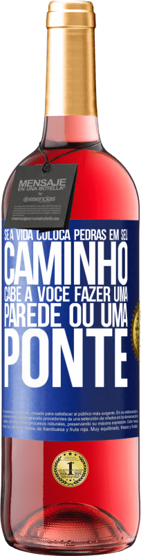 29,95 € Envio grátis | Vinho rosé Edição ROSÉ Se a vida coloca pedras em seu caminho, cabe a você fazer uma parede ou uma ponte Etiqueta Azul. Etiqueta personalizável Vinho jovem Colheita 2024 Tempranillo