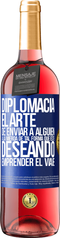 29,95 € Envío gratis | Vino Rosado Edición ROSÉ Diplomacia. El arte de enviar a alguien a la mierda de tal forma que esté deseando emprender el viaje Etiqueta Azul. Etiqueta personalizable Vino joven Cosecha 2024 Tempranillo