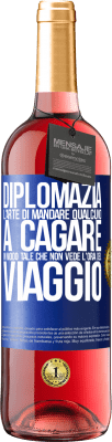 29,95 € Spedizione Gratuita | Vino rosato Edizione ROSÉ Diplomazia. L'arte di mandare qualcuno a cagare in modo tale che non vede l'ora del viaggio Etichetta Blu. Etichetta personalizzabile Vino giovane Raccogliere 2024 Tempranillo