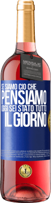 29,95 € Spedizione Gratuita | Vino rosato Edizione ROSÉ Se siamo ciò che pensiamo, oggi sei stato tutto il giorno Etichetta Blu. Etichetta personalizzabile Vino giovane Raccogliere 2023 Tempranillo