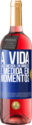 29,95 € Envio grátis | Vinho rosé Edição ROSÉ A vida não é medida em minutos, é medida em momentos Etiqueta Azul. Etiqueta personalizável Vinho jovem Colheita 2025 Tempranillo