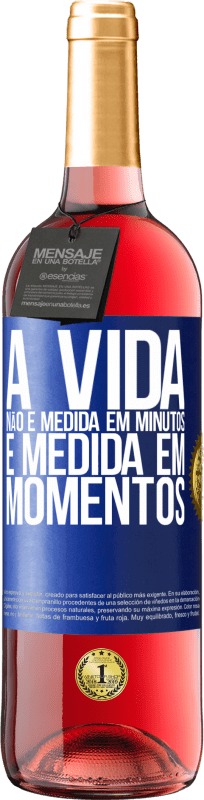 29,95 € Envio grátis | Vinho rosé Edição ROSÉ A vida não é medida em minutos, é medida em momentos Etiqueta Azul. Etiqueta personalizável Vinho jovem Colheita 2024 Tempranillo