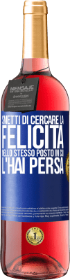 29,95 € Spedizione Gratuita | Vino rosato Edizione ROSÉ Smetti di cercare la felicità nello stesso posto in cui l'hai persa Etichetta Blu. Etichetta personalizzabile Vino giovane Raccogliere 2025 Tempranillo
