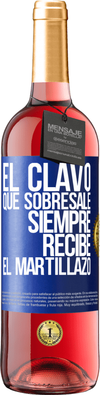 29,95 € Envío gratis | Vino Rosado Edición ROSÉ El clavo que sobresale siempre recibe el martillazo Etiqueta Azul. Etiqueta personalizable Vino joven Cosecha 2024 Tempranillo