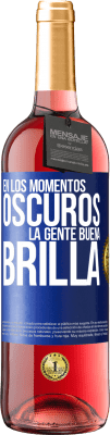 29,95 € Envío gratis | Vino Rosado Edición ROSÉ En los momentos oscuros la gente buena brilla Etiqueta Azul. Etiqueta personalizable Vino joven Cosecha 2024 Tempranillo