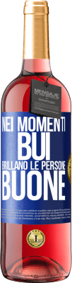 29,95 € Spedizione Gratuita | Vino rosato Edizione ROSÉ Nei momenti bui brillano le persone buone Etichetta Blu. Etichetta personalizzabile Vino giovane Raccogliere 2024 Tempranillo