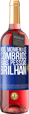 29,95 € Envio grátis | Vinho rosé Edição ROSÉ Nos momentos sombrios, boas pessoas brilham Etiqueta Azul. Etiqueta personalizável Vinho jovem Colheita 2024 Tempranillo