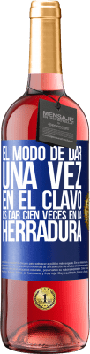 29,95 € Envío gratis | Vino Rosado Edición ROSÉ El modo de dar una vez en el clavo, es dar cien veces en la herradura Etiqueta Azul. Etiqueta personalizable Vino joven Cosecha 2023 Tempranillo