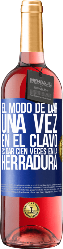 29,95 € Envío gratis | Vino Rosado Edición ROSÉ El modo de dar una vez en el clavo, es dar cien veces en la herradura Etiqueta Azul. Etiqueta personalizable Vino joven Cosecha 2024 Tempranillo