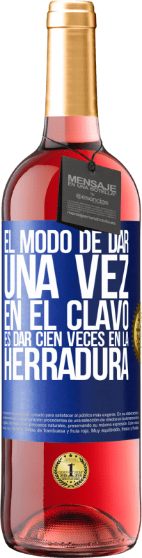29,95 € Envío gratis | Vino Rosado Edición ROSÉ El modo de dar una vez en el clavo, es dar cien veces en la herradura Etiqueta Azul. Etiqueta personalizable Vino joven Cosecha 2025 Tempranillo