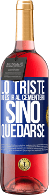 29,95 € Envío gratis | Vino Rosado Edición ROSÉ Lo triste no es ir al cementerio, sino quedarse Etiqueta Azul. Etiqueta personalizable Vino joven Cosecha 2023 Tempranillo