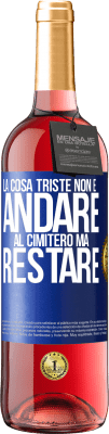 29,95 € Spedizione Gratuita | Vino rosato Edizione ROSÉ La cosa triste non è andare al cimitero, ma restare Etichetta Blu. Etichetta personalizzabile Vino giovane Raccogliere 2023 Tempranillo