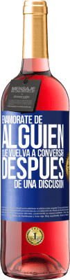 29,95 € Envío gratis | Vino Rosado Edición ROSÉ Enamórate de alquien que vuelva a conversar después de una discusión Etiqueta Azul. Etiqueta personalizable Vino joven Cosecha 2024 Tempranillo