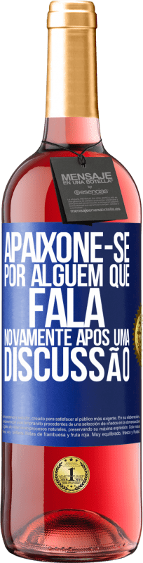 29,95 € Envio grátis | Vinho rosé Edição ROSÉ Apaixone-se por alguém que fala novamente após uma discussão Etiqueta Azul. Etiqueta personalizável Vinho jovem Colheita 2024 Tempranillo