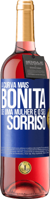 29,95 € Envio grátis | Vinho rosé Edição ROSÉ A curva mais bonita de uma mulher é o seu sorriso Etiqueta Azul. Etiqueta personalizável Vinho jovem Colheita 2023 Tempranillo