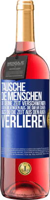 29,95 € Kostenloser Versand | Roséwein ROSÉ Ausgabe Tausche die Menschen, die deine Zeit verschwenden, gegen diejenigen aus, die dafür sorgen, dass du die Zeit aus den Augen verlie Blaue Markierung. Anpassbares Etikett Junger Wein Ernte 2023 Tempranillo