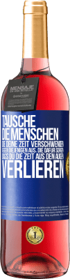 29,95 € Kostenloser Versand | Roséwein ROSÉ Ausgabe Tausche die Menschen, die deine Zeit verschwenden, gegen diejenigen aus, die dafür sorgen, dass du die Zeit aus den Augen verlie Blaue Markierung. Anpassbares Etikett Junger Wein Ernte 2025 Tempranillo