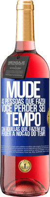 29,95 € Envio grátis | Vinho rosé Edição ROSÉ Mude as pessoas que fazem você perder seu tempo com aquelas que fazem você perder a noção do tempo Etiqueta Azul. Etiqueta personalizável Vinho jovem Colheita 2024 Tempranillo