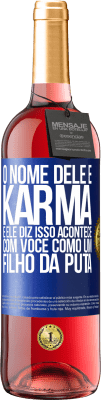 29,95 € Envio grátis | Vinho rosé Edição ROSÉ O nome dele é Karma, e ele diz Isso acontece com você como um filho da puta Etiqueta Azul. Etiqueta personalizável Vinho jovem Colheita 2023 Tempranillo