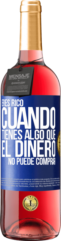 29,95 € Envío gratis | Vino Rosado Edición ROSÉ Eres rico cuando tienes algo que el dinero no puede comprar Etiqueta Azul. Etiqueta personalizable Vino joven Cosecha 2024 Tempranillo