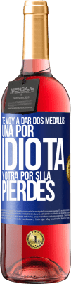29,95 € Envío gratis | Vino Rosado Edición ROSÉ Te voy a dar dos medallas: Una por idiota y otra por si la pierdes Etiqueta Azul. Etiqueta personalizable Vino joven Cosecha 2025 Tempranillo