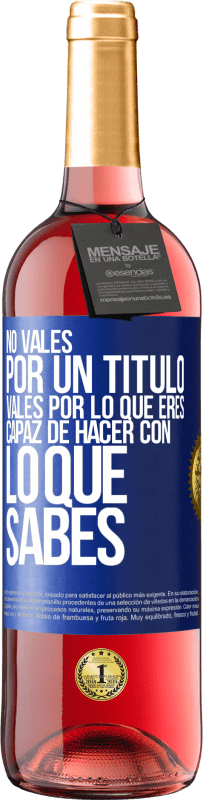 29,95 € Envío gratis | Vino Rosado Edición ROSÉ No vales por un título. Vales por lo que eres capaz de hacer con lo que sabes Etiqueta Azul. Etiqueta personalizable Vino joven Cosecha 2024 Tempranillo