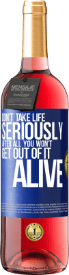 29,95 € Бесплатная доставка | Розовое вино Издание ROSÉ Не относитесь к жизни серьезно, в конце концов, вы не выйдете из нее живыми Синяя метка. Настраиваемая этикетка Молодое вино Урожай 2024 Tempranillo