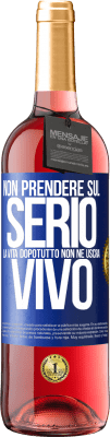 29,95 € Spedizione Gratuita | Vino rosato Edizione ROSÉ Non prendere sul serio la vita, dopotutto, non ne uscirai vivo Etichetta Blu. Etichetta personalizzabile Vino giovane Raccogliere 2023 Tempranillo