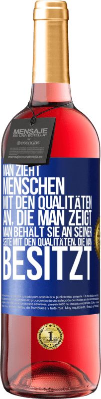 29,95 € Kostenloser Versand | Roséwein ROSÉ Ausgabe Man zieht Menschen mit den Qualitäten an, die man zeigt. Man behält sie an seiner Seite mit den Qualitäten, die man besitzt Blaue Markierung. Anpassbares Etikett Junger Wein Ernte 2024 Tempranillo