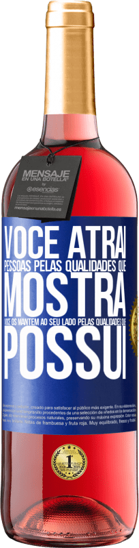 29,95 € Envio grátis | Vinho rosé Edição ROSÉ Você atrai pessoas pelas qualidades que mostra. Você os mantém ao seu lado pelas qualidades que possui Etiqueta Azul. Etiqueta personalizável Vinho jovem Colheita 2024 Tempranillo