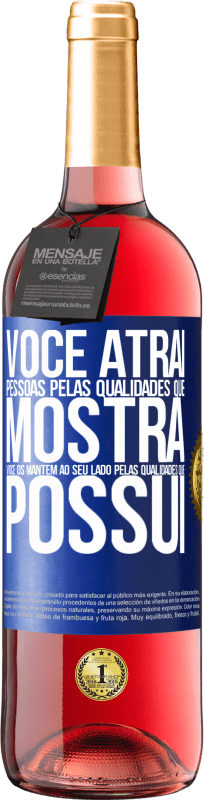 29,95 € Envio grátis | Vinho rosé Edição ROSÉ Você atrai pessoas pelas qualidades que mostra. Você os mantém ao seu lado pelas qualidades que possui Etiqueta Azul. Etiqueta personalizável Vinho jovem Colheita 2025 Tempranillo