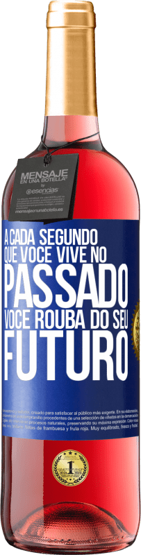 29,95 € Envio grátis | Vinho rosé Edição ROSÉ A cada segundo que você vive no passado, você rouba do seu futuro Etiqueta Azul. Etiqueta personalizável Vinho jovem Colheita 2024 Tempranillo