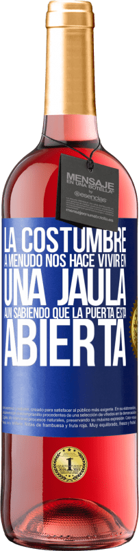 29,95 € Envío gratis | Vino Rosado Edición ROSÉ La costumbre a menudo nos hace vivir en una jaula aún sabiendo que la puerta está abierta Etiqueta Azul. Etiqueta personalizable Vino joven Cosecha 2024 Tempranillo