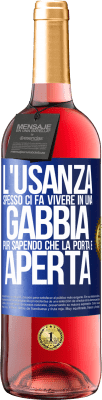 29,95 € Spedizione Gratuita | Vino rosato Edizione ROSÉ L'usanza spesso ci fa vivere in una gabbia pur sapendo che la porta è aperta Etichetta Blu. Etichetta personalizzabile Vino giovane Raccogliere 2025 Tempranillo