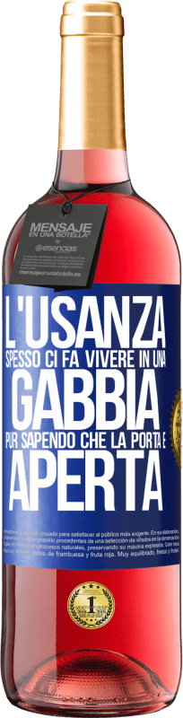 29,95 € Spedizione Gratuita | Vino rosato Edizione ROSÉ L'usanza spesso ci fa vivere in una gabbia pur sapendo che la porta è aperta Etichetta Blu. Etichetta personalizzabile Vino giovane Raccogliere 2024 Tempranillo