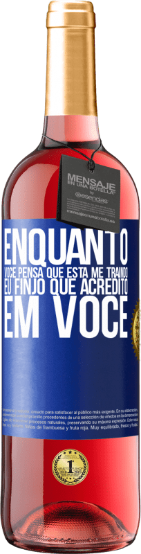 29,95 € Envio grátis | Vinho rosé Edição ROSÉ Enquanto você pensa que está me traindo, eu finjo que acredito em você Etiqueta Azul. Etiqueta personalizável Vinho jovem Colheita 2024 Tempranillo