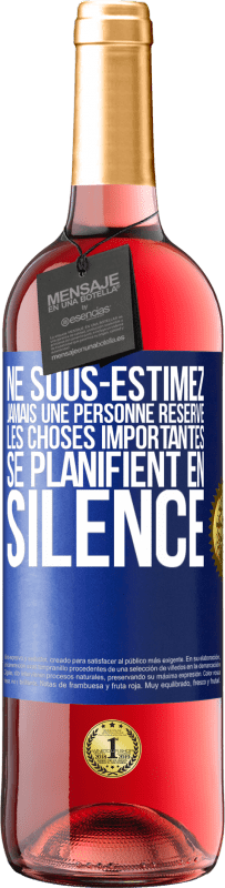 29,95 € Envoi gratuit | Vin rosé Édition ROSÉ Ne sous-estimez jamais une personne réservé, les choses importantes se planifient en silence Étiquette Bleue. Étiquette personnalisable Vin jeune Récolte 2024 Tempranillo