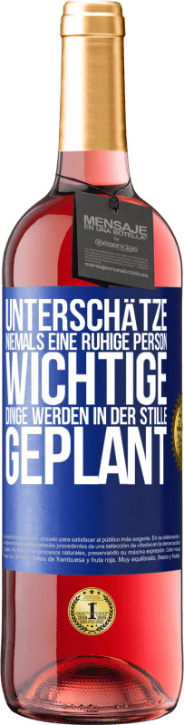 29,95 € Kostenloser Versand | Roséwein ROSÉ Ausgabe Unterschätze niemals eine ruhige Person, wichtige Dinge werden in der Stille geplant Blaue Markierung. Anpassbares Etikett Junger Wein Ernte 2024 Tempranillo