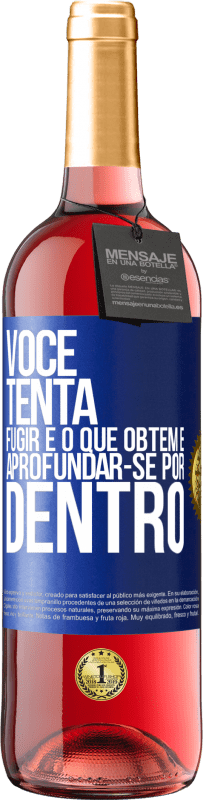 29,95 € Envio grátis | Vinho rosé Edição ROSÉ Você tenta fugir e o que obtém é aprofundar-se por dentro Etiqueta Azul. Etiqueta personalizável Vinho jovem Colheita 2024 Tempranillo