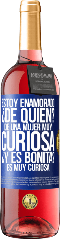 29,95 € Envío gratis | Vino Rosado Edición ROSÉ Estoy enamorado. ¿De quién? De una mujer muy curiosa. ¿Y es bonita? Es muy curiosa Etiqueta Azul. Etiqueta personalizable Vino joven Cosecha 2024 Tempranillo