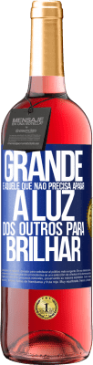 29,95 € Envio grátis | Vinho rosé Edição ROSÉ Grande é aquele que não precisa apagar a luz dos outros para brilhar Etiqueta Azul. Etiqueta personalizável Vinho jovem Colheita 2024 Tempranillo