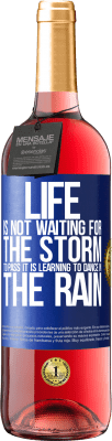 29,95 € Free Shipping | Rosé Wine ROSÉ Edition Life is not waiting for the storm to pass. It is learning to dance in the rain Blue Label. Customizable label Young wine Harvest 2024 Tempranillo