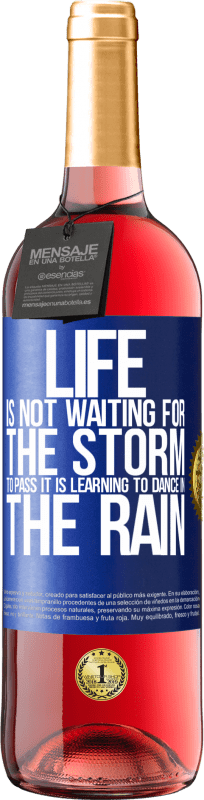 29,95 € Free Shipping | Rosé Wine ROSÉ Edition Life is not waiting for the storm to pass. It is learning to dance in the rain Blue Label. Customizable label Young wine Harvest 2024 Tempranillo