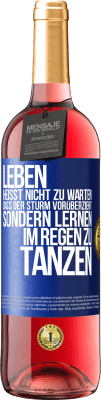 29,95 € Kostenloser Versand | Roséwein ROSÉ Ausgabe Leben heißt nicht zu warten, dass der Sturm vorüberzieht, sondern lernen, im Regen zu tanzen Blaue Markierung. Anpassbares Etikett Junger Wein Ernte 2024 Tempranillo