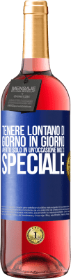 29,95 € Spedizione Gratuita | Vino rosato Edizione ROSÉ Tenere lontano di giorno in giorno. Aperto solo in un'occasione molto speciale Etichetta Blu. Etichetta personalizzabile Vino giovane Raccogliere 2023 Tempranillo