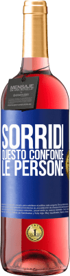 29,95 € Spedizione Gratuita | Vino rosato Edizione ROSÉ Sorridi, questo confonde le persone Etichetta Blu. Etichetta personalizzabile Vino giovane Raccogliere 2023 Tempranillo