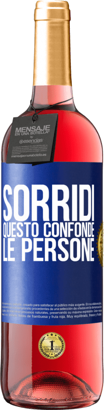 29,95 € Spedizione Gratuita | Vino rosato Edizione ROSÉ Sorridi, questo confonde le persone Etichetta Blu. Etichetta personalizzabile Vino giovane Raccogliere 2024 Tempranillo