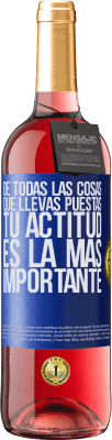 29,95 € Envío gratis | Vino Rosado Edición ROSÉ De todas las cosas que llevas puestas, tu actitud es la más importante Etiqueta Azul. Etiqueta personalizable Vino joven Cosecha 2023 Tempranillo